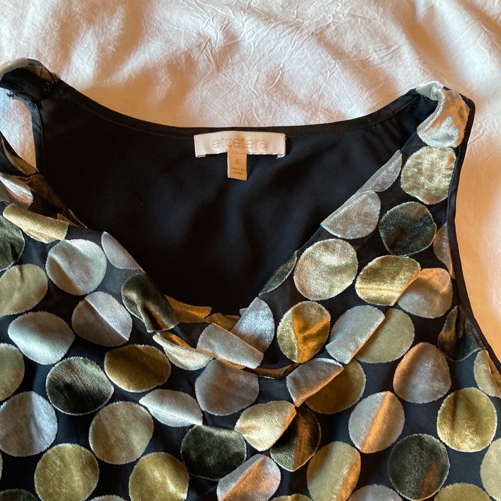 Velvet detailed sleeveless blouse